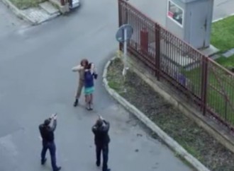 Vídeo: Soldado confunde escena de toma de rehén en una filmación como caso real