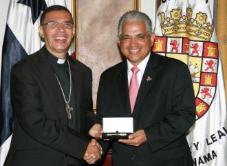 Obispo Cedeño Muñoz recibe la Llave de la Ciudad