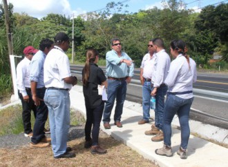 Ministro Arosemana inspecciona tramo en la curva de Chago en Colón