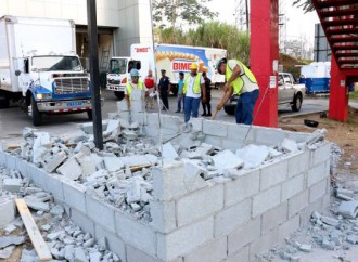 Autoridades remueven construcción en servidumbre pública
