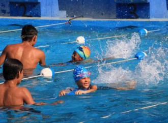 Clausura competencia de natación en la Piscina de Pueblo Nuevo