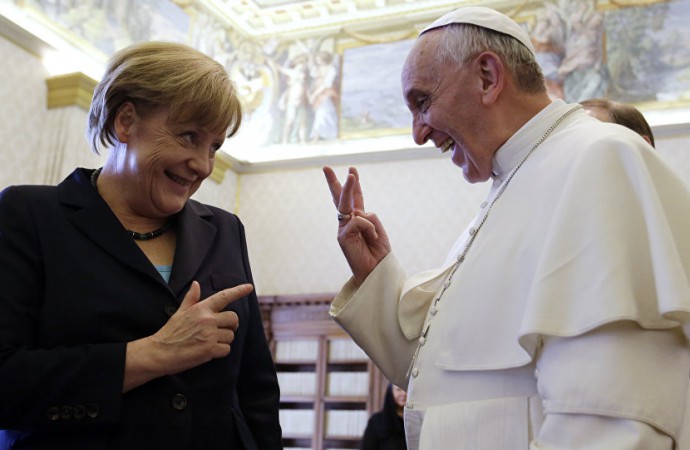 Merkel, enfadada con el Papa por tachar a Europa de “anciana y estéril”