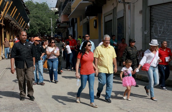 Peatones disfrutaron un domingo relajado en el Casco Antiguo