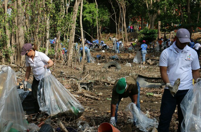 ATP en sintonía con la Madre Tierra realiza jornada de limpieza en manglares de Panamá La Vieja