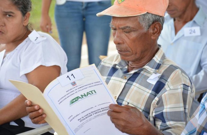 Entrega de Títulos benefició a 1,140 personas del sector agrícola y ganadero en Coclé