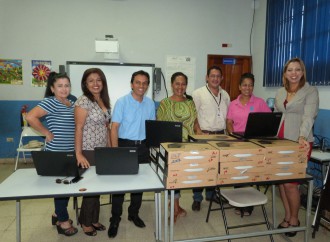 Meduca hace entrega de computadoras a docentes de la Escuela Tomás Herrera