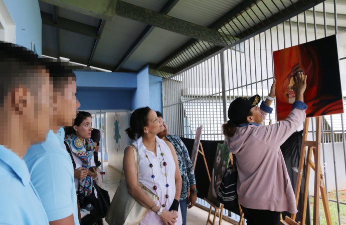 Adolescentes del Centro de Cumplimiento de Pacora ven en la pintora panameña Olga Sinclair un ejemplo a seguir
