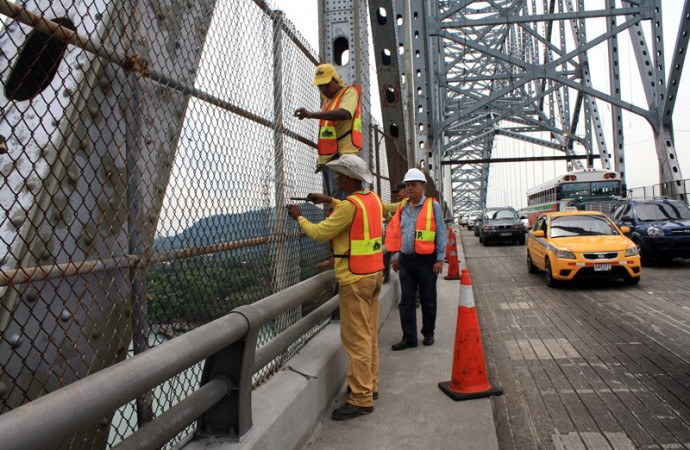 El MOP realiza trabajos de mantenimiento al Puente de Las Américas