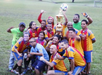 Equipo de la Embajada de los EEUU campeón de la 9° Liga de Fútbol Mixta de Usuarios de Ciudad del Saber
