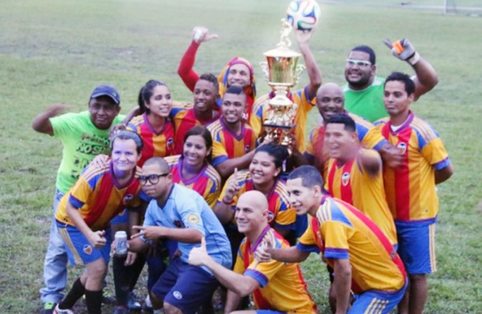 Equipo de la Embajada de los EEUU campeón de la 9° Liga de Fútbol Mixta de Usuarios de Ciudad del Saber