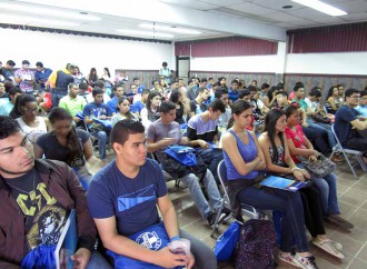 Fundación Deveaux entrega becas universitarias a 47 estudiantes de Panamá