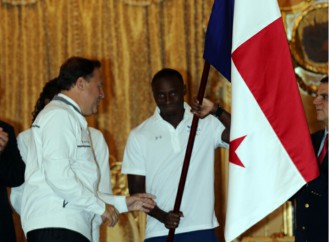 Velocista Alonso Edward recibe de manos del Presidente Varela el Pabellón Nacional