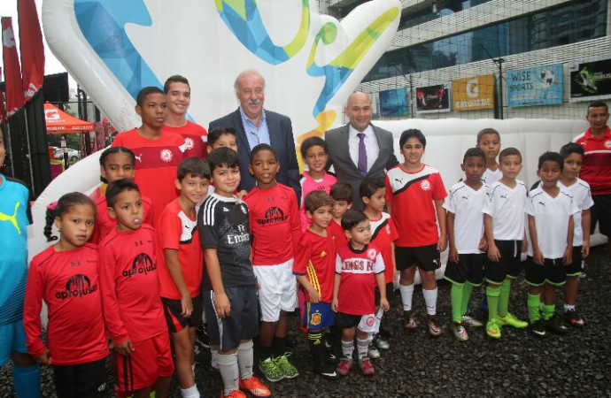 Vicente Del Bosque dicta clínica a nueva generación de futbolistas