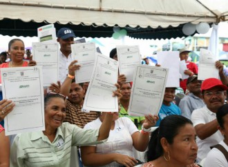 Gobierno entregó títulos de propiedad y brinda servicios a población de Río Indio