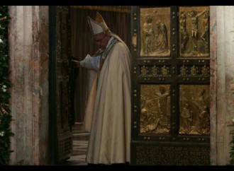 El Papa Francisco cierra la Puerta Santa en la Basílica de San Pedro