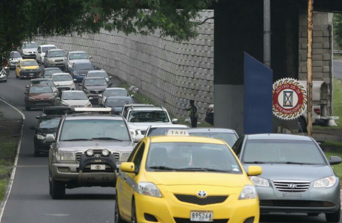 Autoridades acogen propuesta de transportistas y empresas para agilizar tráfico