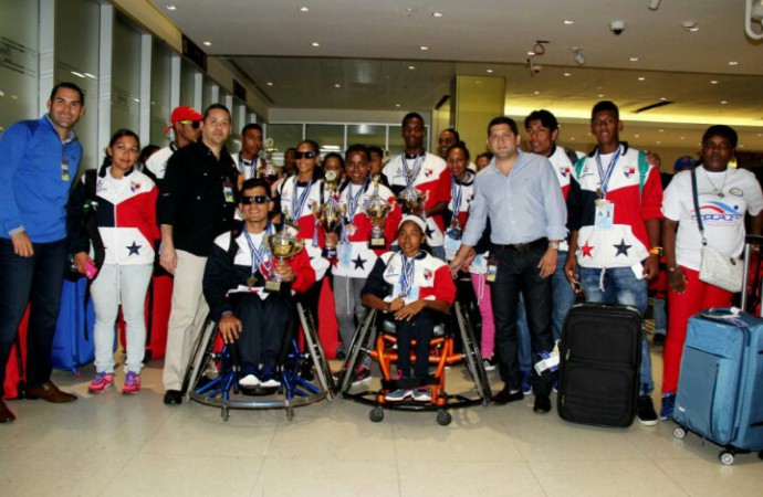 Llegan a suelo panameño atletas que participaron exitosamente en los CODICADER