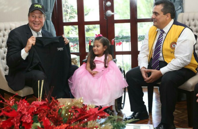 Presidente Varela recibe a Janeth Díaz, niña símbolo de la Teletón