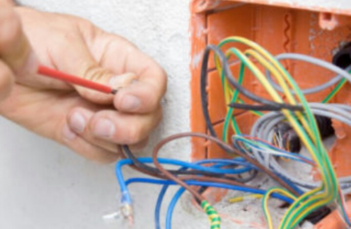 Tres arreglos eléctricos para los que debe llamar a un profesional