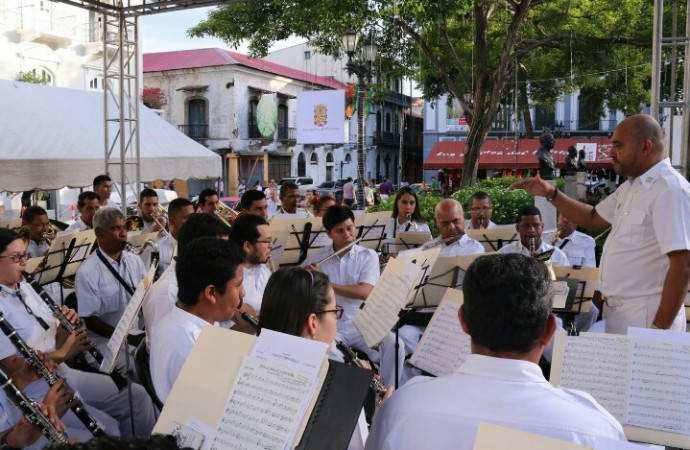 Banda República deleitó al público con su Retreta de Navidad y Año Nuevo en el Casco Antiguo