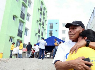 Presidente Varela entrega proyecto habitacional “Good Year” en Santa Ana