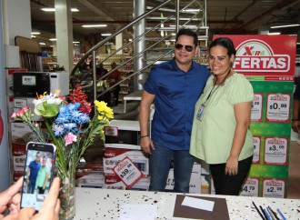 Clientes de Supermercados Xtra reciben la grata visita del salsero Rey Ruiz