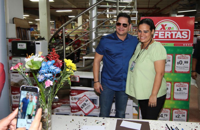 Clientes de Supermercados Xtra reciben la grata visita del salsero Rey Ruiz