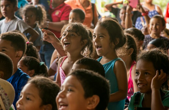 Niños y Niñas de Alcalde Díaz disfrutaron una tarde de Títeres con Festín 2017