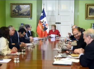 Chile: Bachelet sostiene reunión de trabajo para coordinar acciones ante incendios forestales