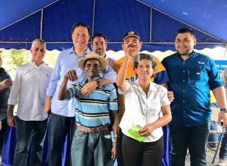 Presidente Varela entrega 404 casas e inicia la construcción de mil más en Herrera