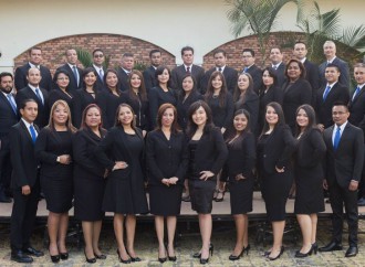 INCAE gradúa a 35 colaboradores del Ministerio de Economía y Finanzas de Panamá