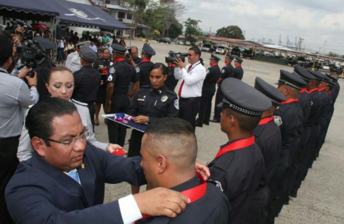Condecoran a 100 unidades de la Policía Nacional por su desempeño