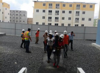 Familias realizan recorrido por el complejo habitacional Altos de Los Lagos en Colón