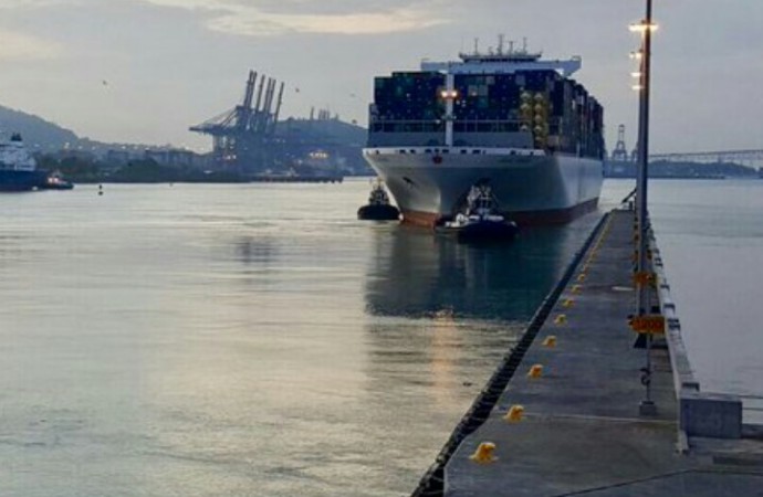 Portacontenedor OOCL France establece nuevo record en el Canal de Panamá