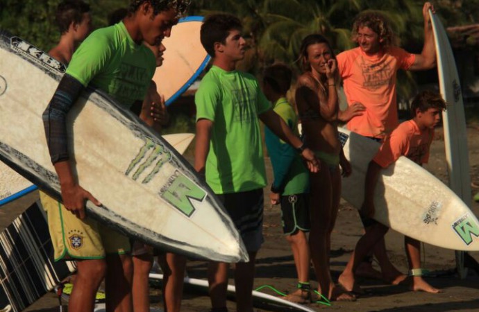 Playa El Estero en Veraguas es el escenario del “One dollar per wave for local schools”