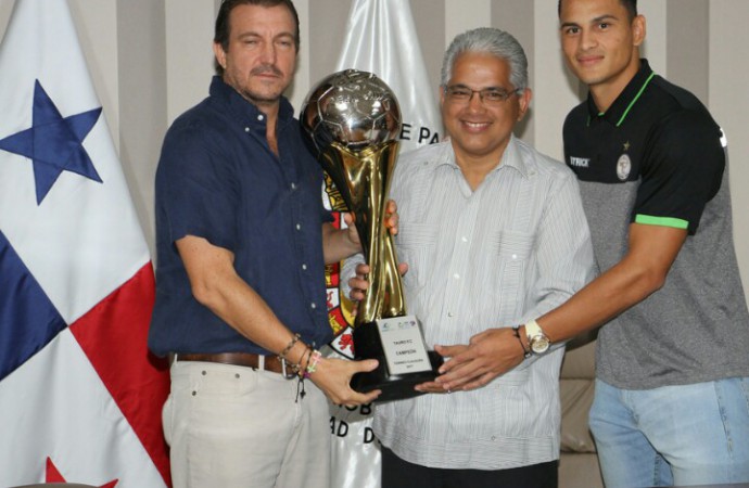 Los Campeones Albinegros reciben reconocimiento por su desempeño en el torneo Clausura de la LPF