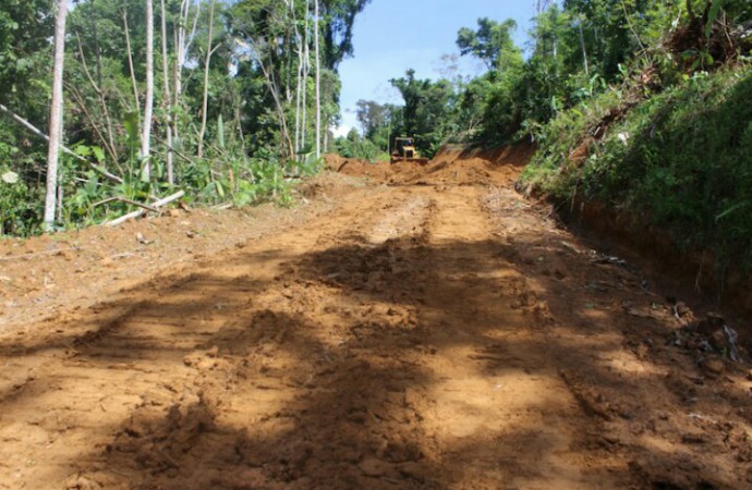 MOP inició trabajos para rehabilitación del camino Quebrada Canela en Bocas del Toro