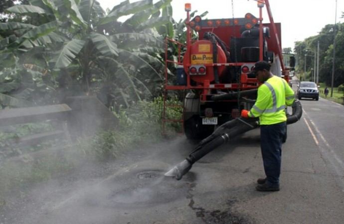 MOP realizó trabajos de mantenimiento vial en la carretera Madden – Chilibre
