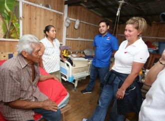 Primera Dama lleva ayuda social a familia en Las Cumbres y a Fundación Casa Hogar El Buen Samaritano