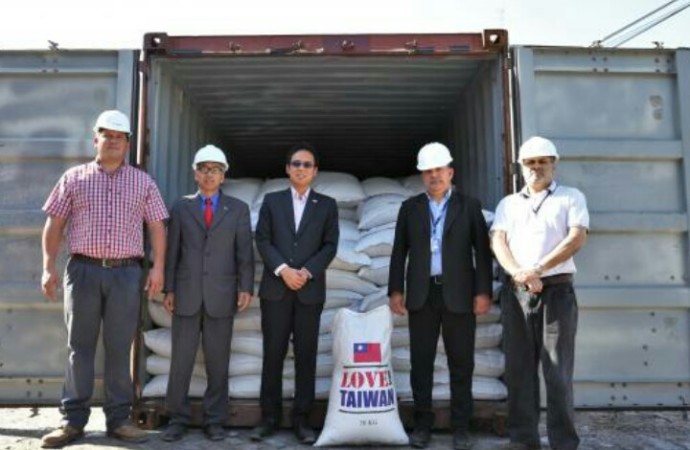 Paraguay recibió donación de 300 toneladas de arroz de China Taiwán para damnificados