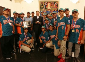 Presidente Varela agasaja a campeones mundiales de béisbol intermedio