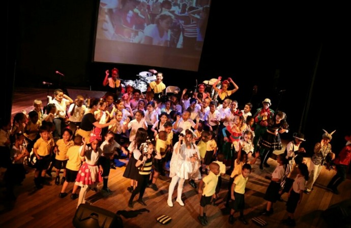 Niños y Niñas disfrutan del teatro infantil cubano “La Colmenita”