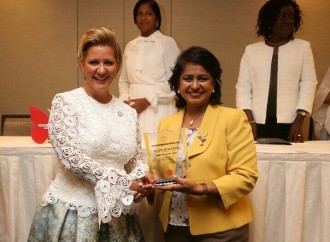 Primera Dama de Panamá recibe el “Premio de Liderazgo de Impacto Global» por su  lucha contra el VIH/SIDA