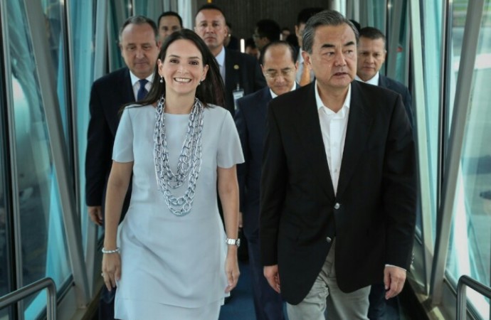 Viceministra Navarro recibe a Canciller Chino en Aeropuerto Internacional de Tocumen