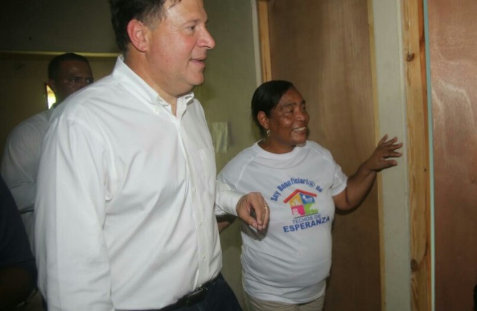 Presidente Varela entrega llave de su nueva vivienda a 173 familias de Burunga
