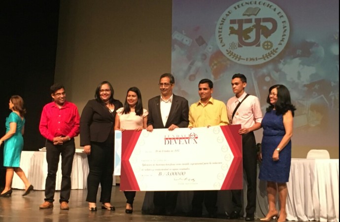 Tres grupos ganadores de la JIC recibieron premio de la Fundación Deveaux