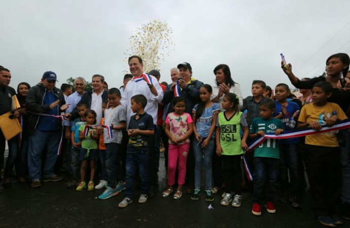 Presidente Varela entrega carretera, sanciona ley de nuevos corregimientos e inaugura nueva sede del BNP