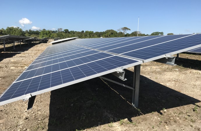 Fundación Trenco dona un sistema de energía solar al Biomuseo