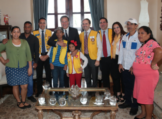 Presidente Varela recibe a los niños símbolos de la Teletón