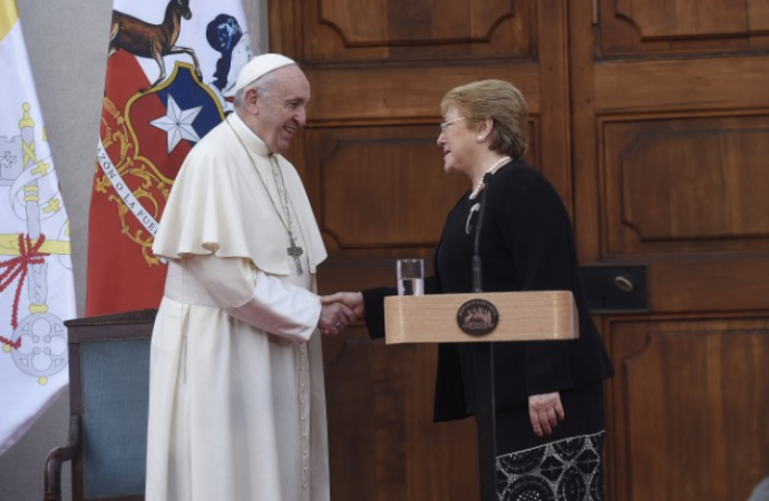 Presidenta Bachelet con el Papa Francisco: “No olvidamos a la Iglesia comprometida con los DD.HH, con las libertades públicas, con los derechos sociales”